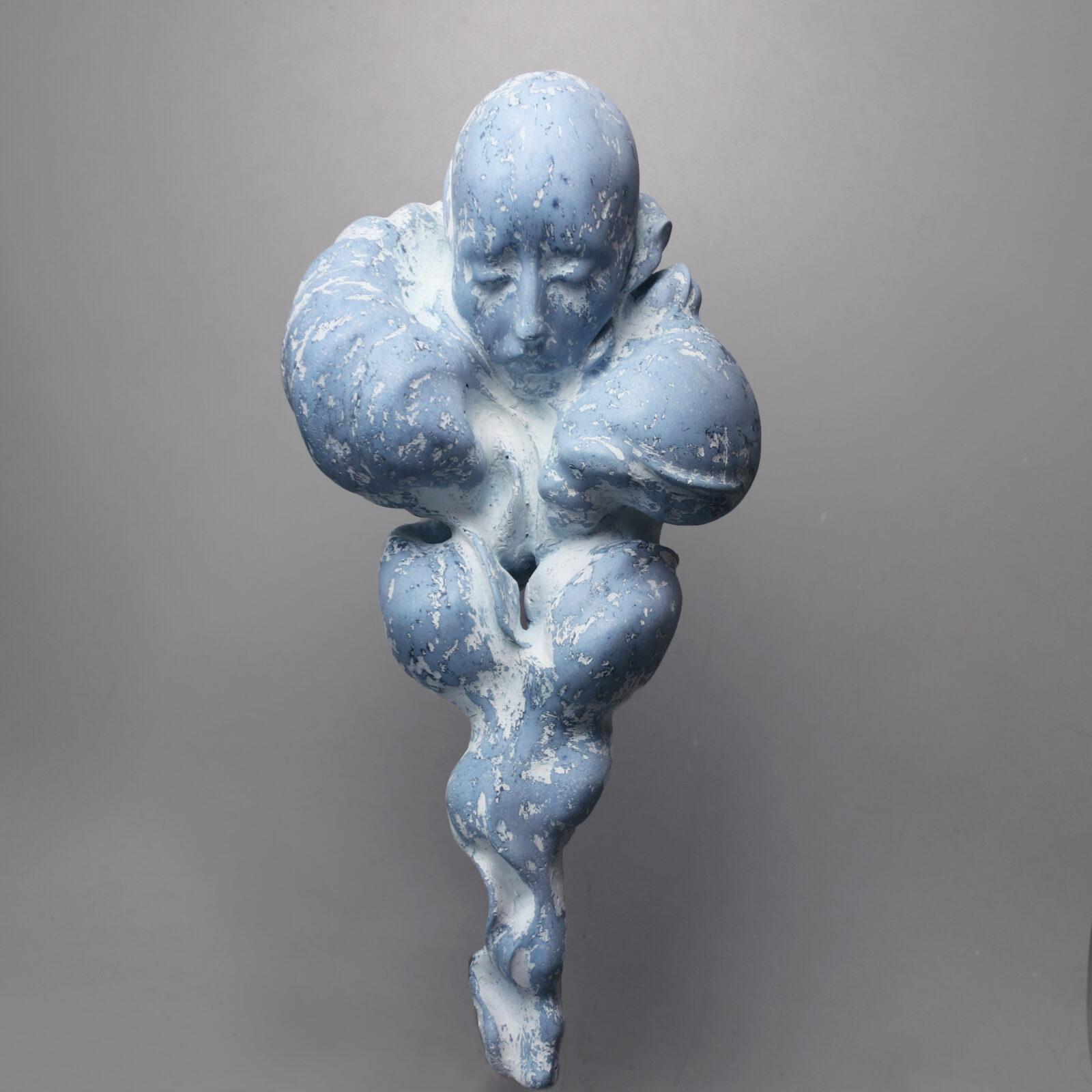Suspended in the void, she would like to hide, to disappear. The sculpture refers to Kandinsky’s painting « Bleu du ciel. »